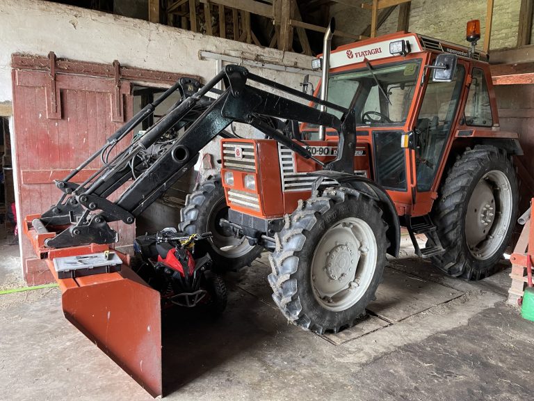 Traktor 4×4, udlejes med fører
